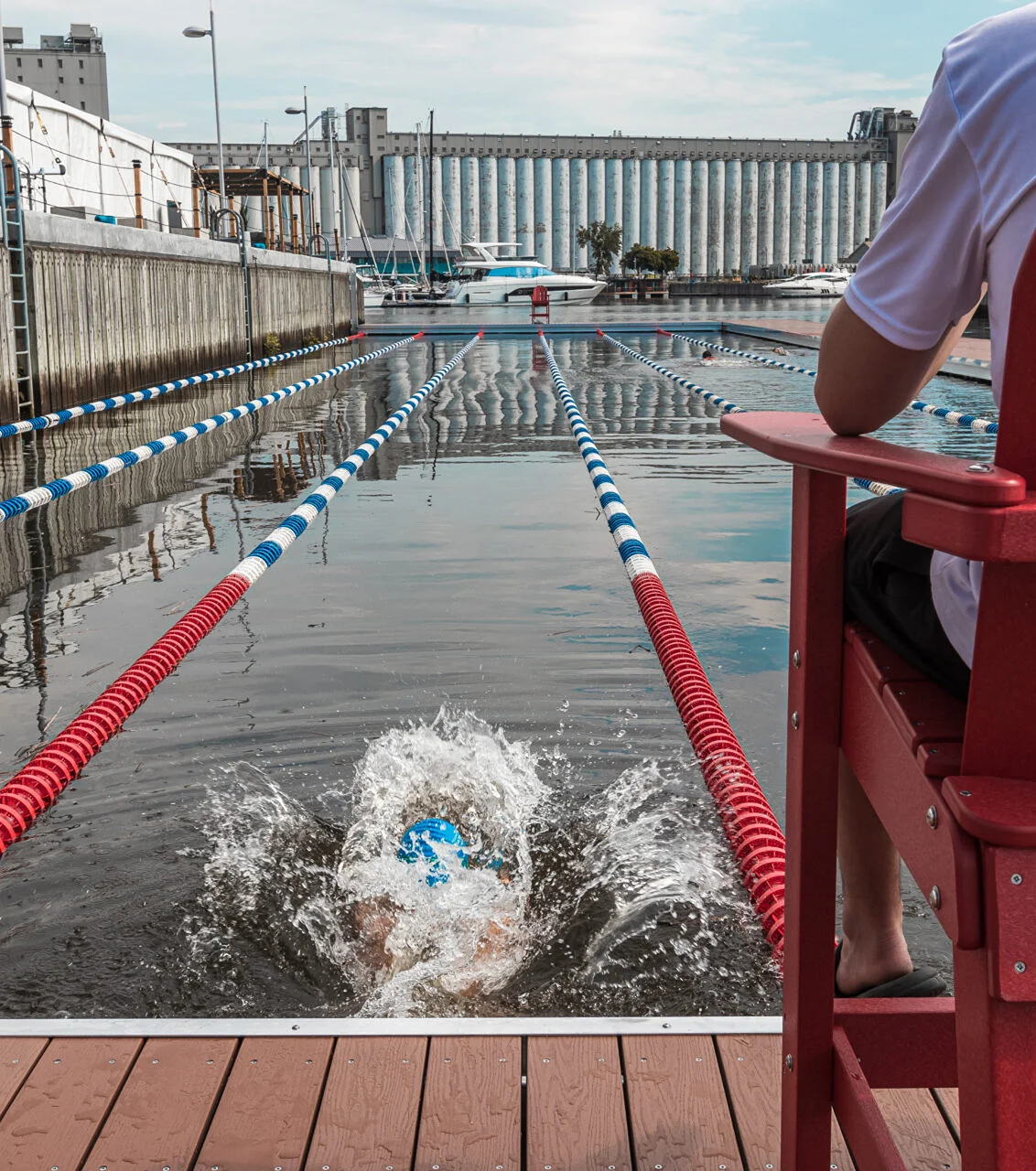 Un nageur plongeant dans un corridor de nage à l'Oasis sous la surveillance d'un sauveteur