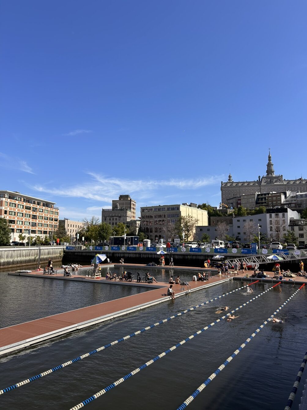 Vue sur les bassins de nage de l'oasis