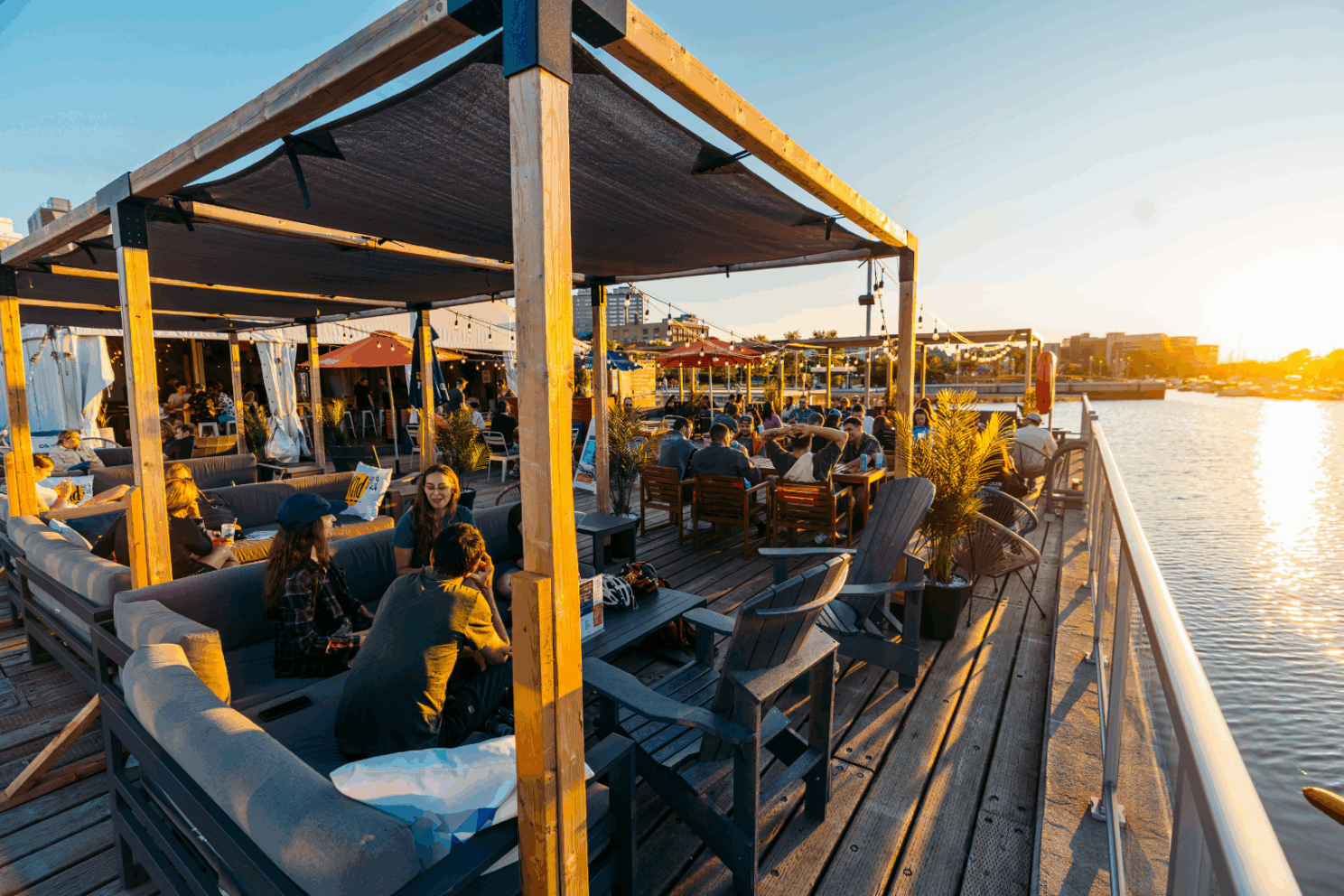 Terrasse vue de cot&eacute; avec le d&eacute;but du coucher du soleil en arri&egrave;re plan